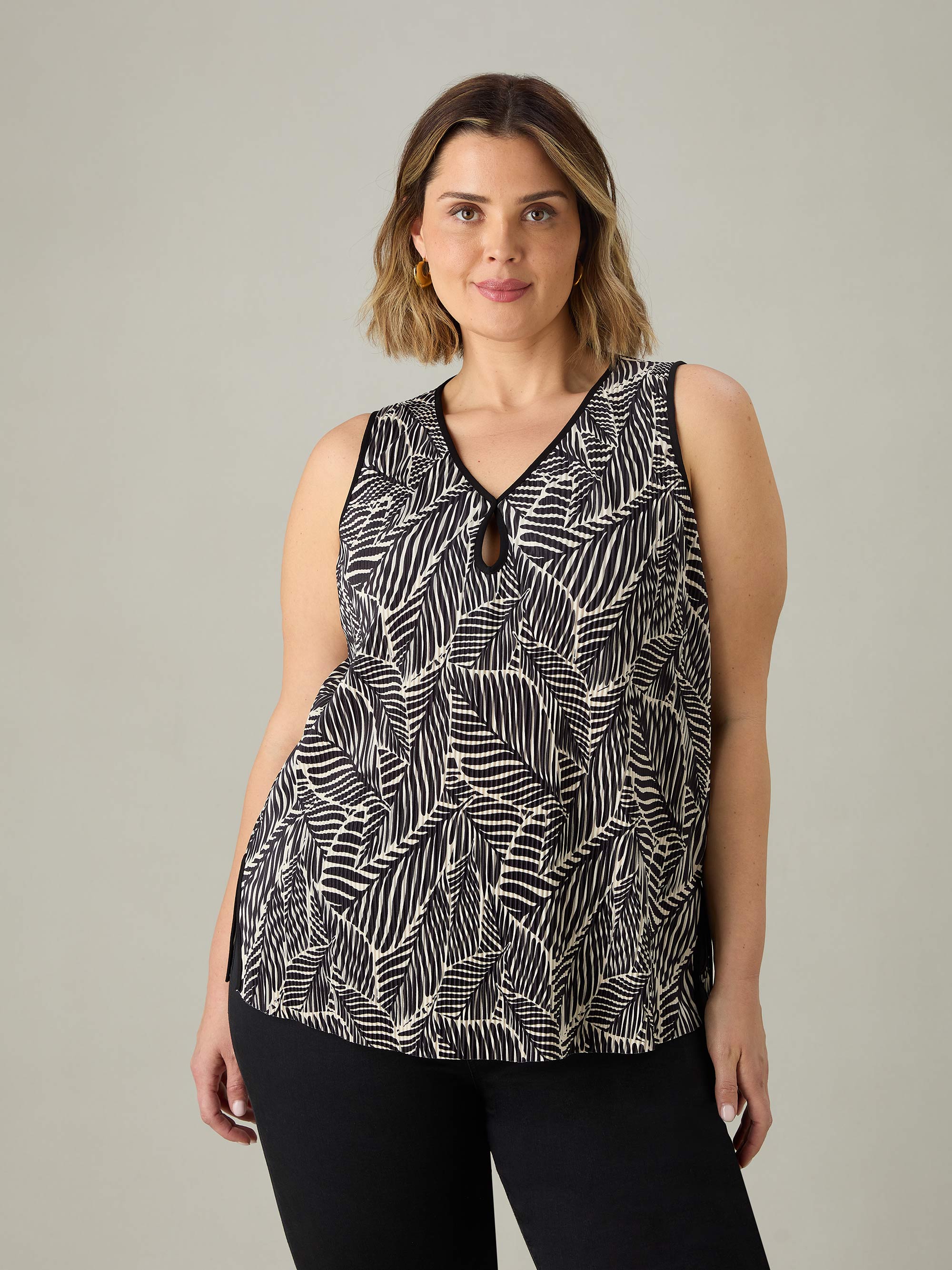 Mono Leaf Print Plisse Vest