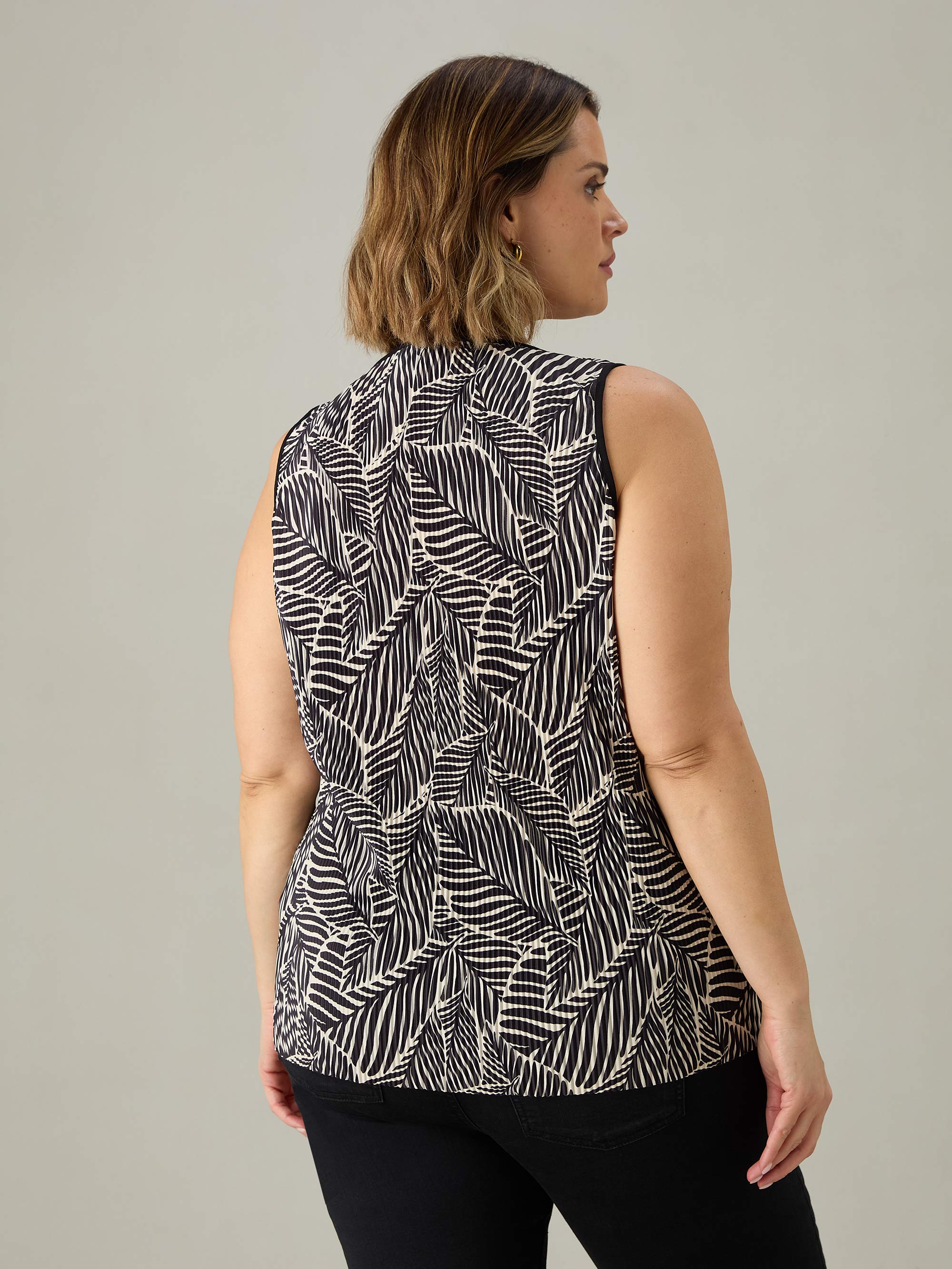 Mono Leaf Print Plisse Vest