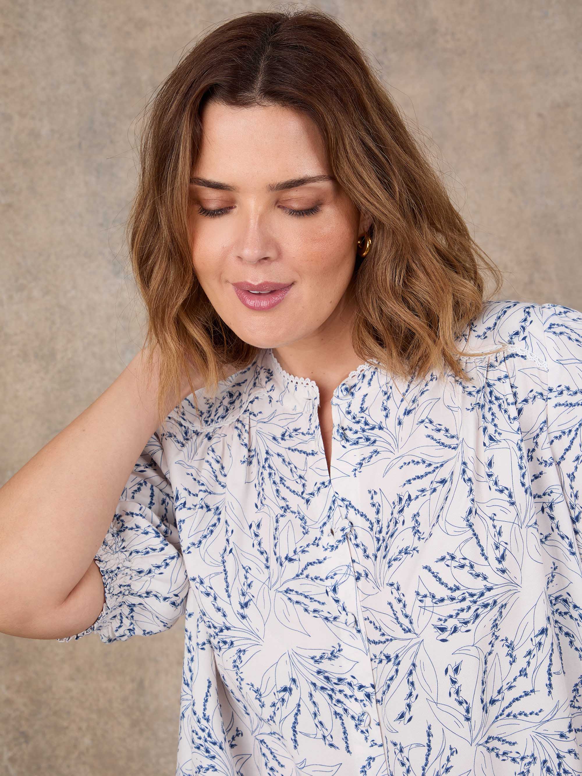 Blue and white printed short sleeve top with loose silhouette