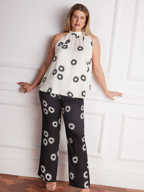 Plus size black floral wide leg trousers outfit