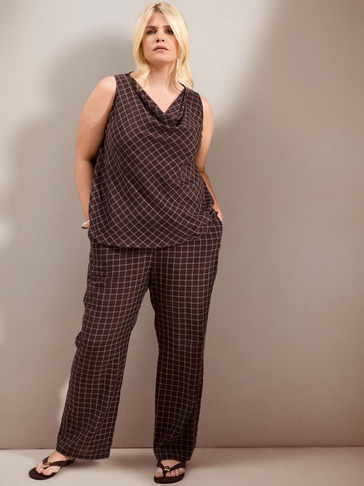 Plus size brown check straight leg trousers featuring a flat front, comfortable elasticated waistband and side pockets.