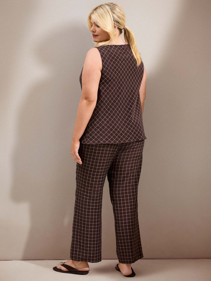Plus size brown check straight leg trousers featuring a flat front, comfortable elasticated waistband and side pockets.