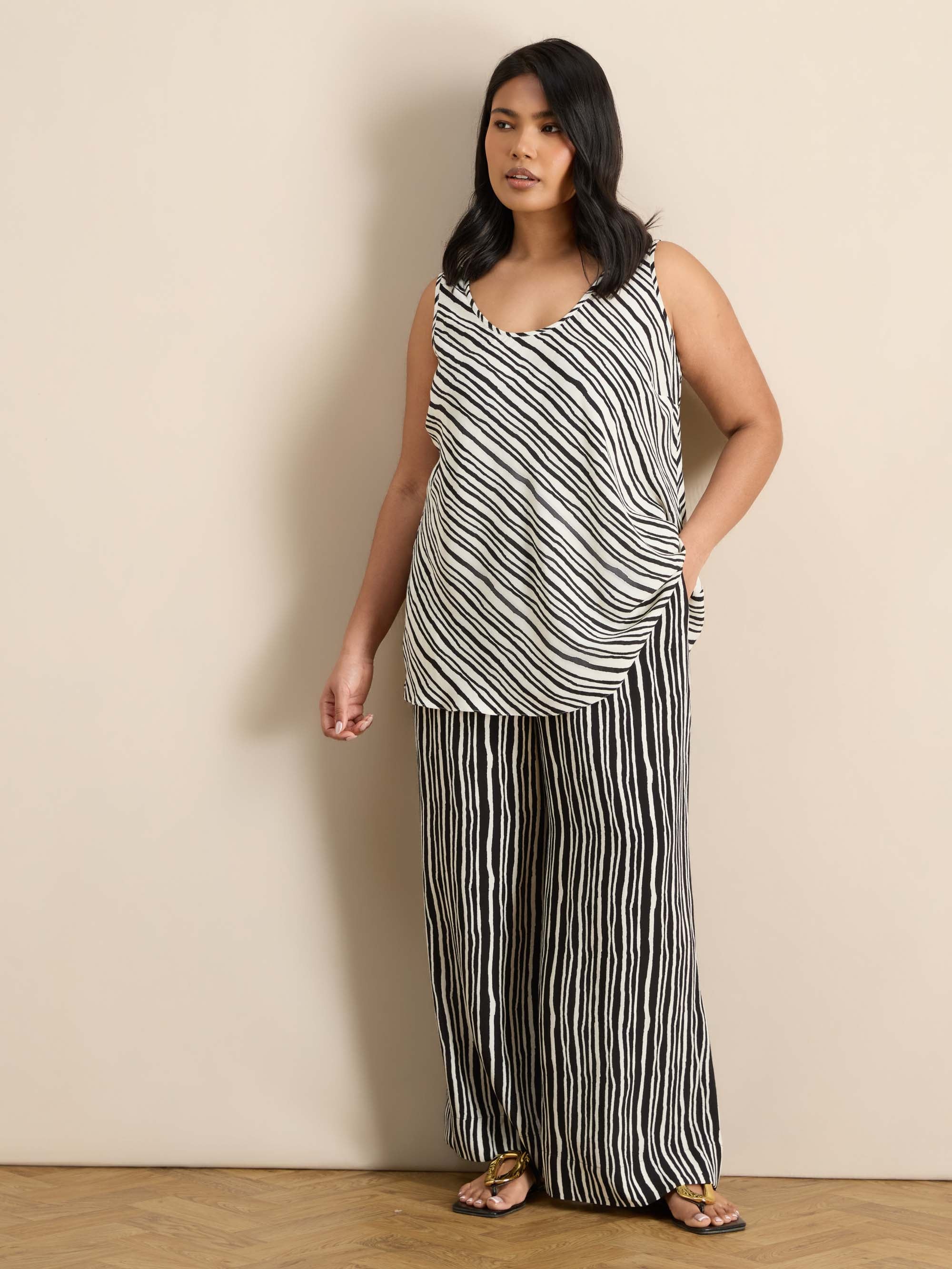 Mono Stripe Sleeveless Scoop Neck Top