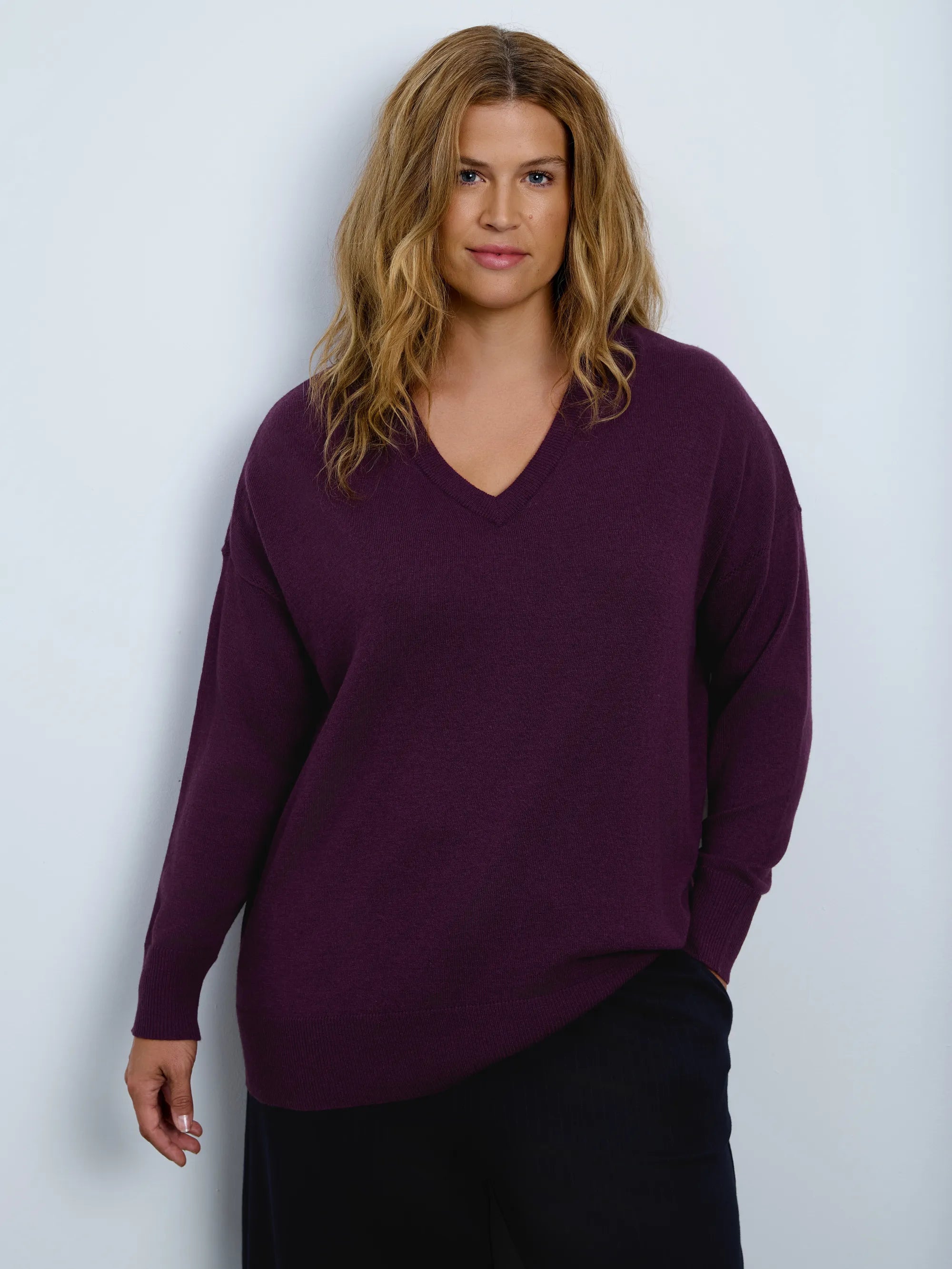 Port V-neck knitted jumper with long sleeves and a relaxed fit.