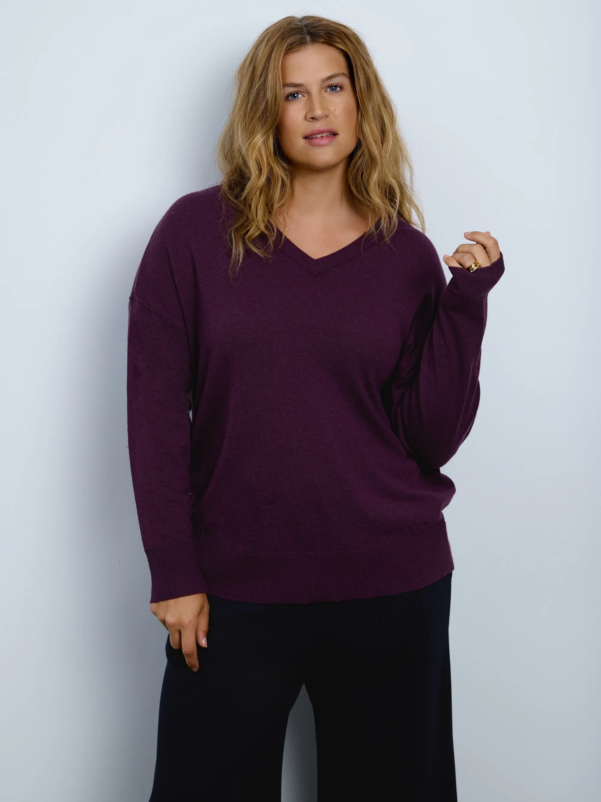 Port V-neck knitted jumper with long sleeves and a relaxed fit.