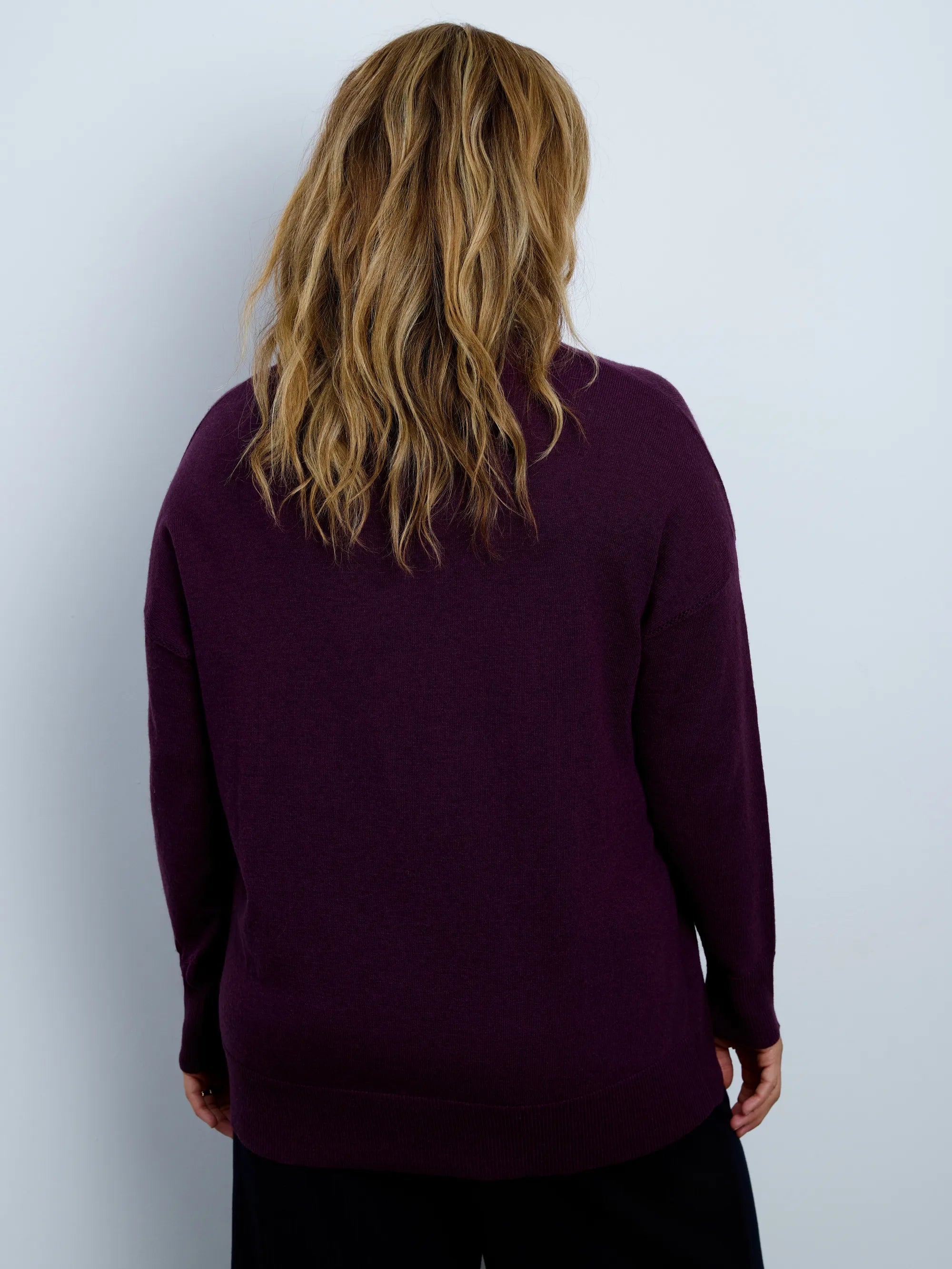 Port V-neck knitted jumper with long sleeves and a relaxed fit.