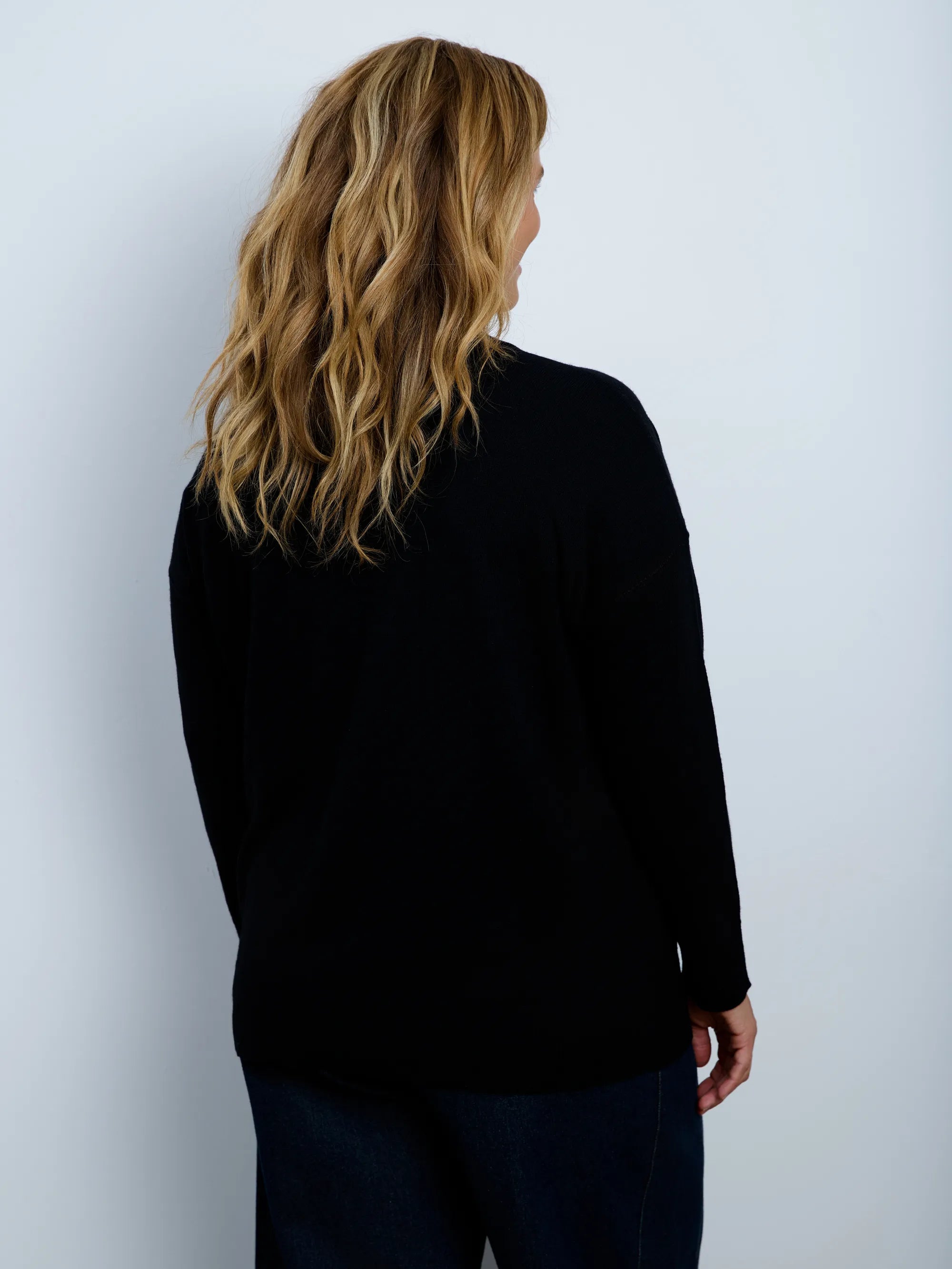 Plus size black V-neck knitted jumper