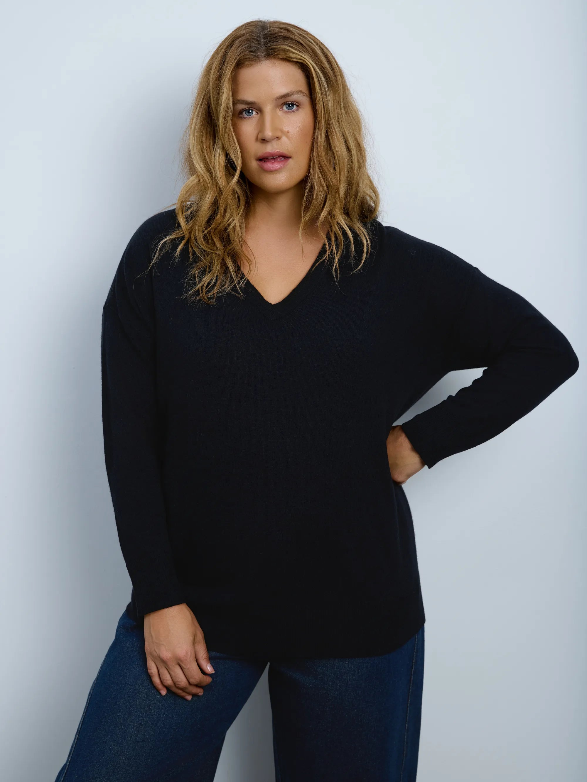 Plus size black V-neck knitted jumper