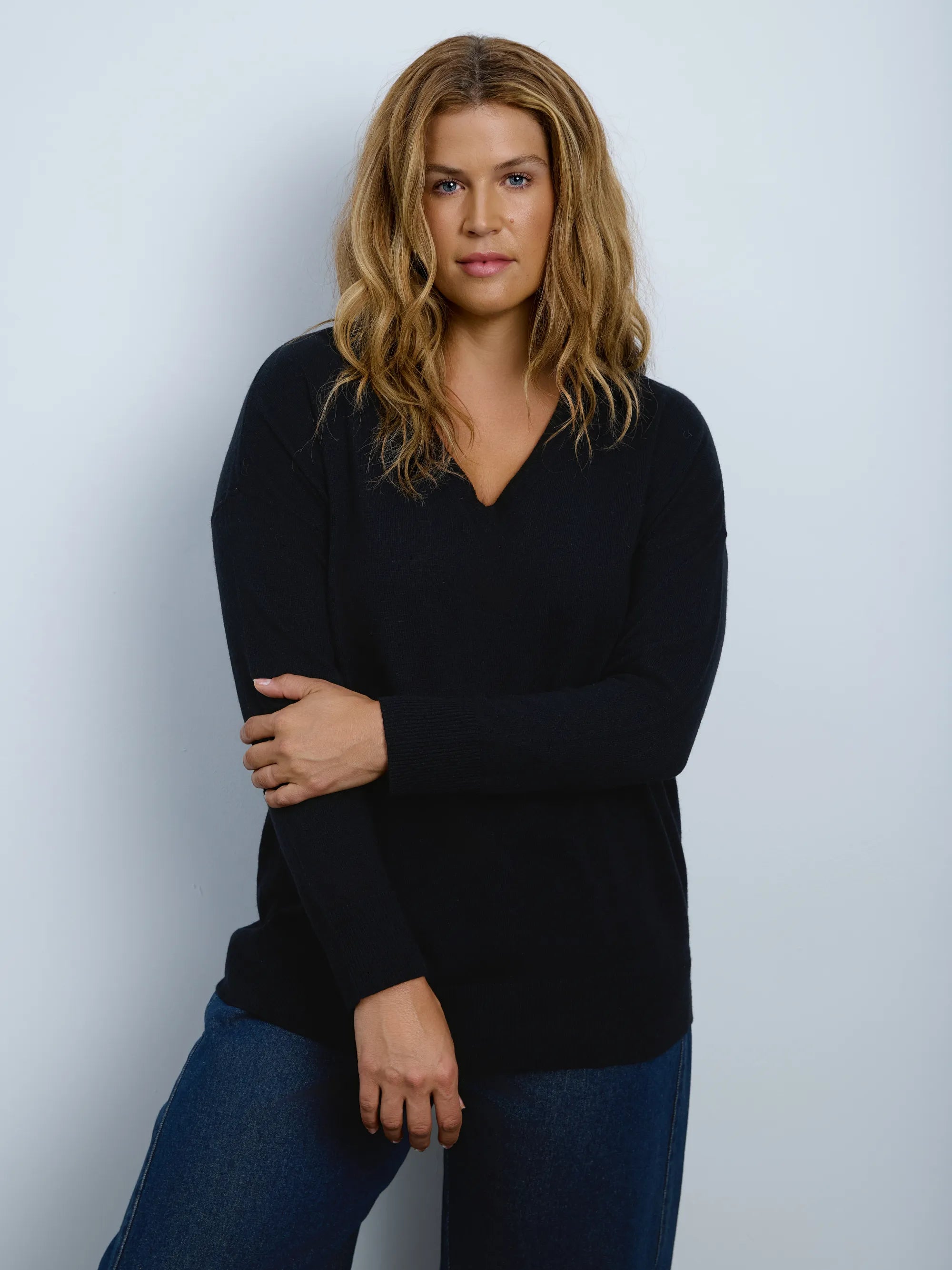 Plus size black V-neck knitted jumper