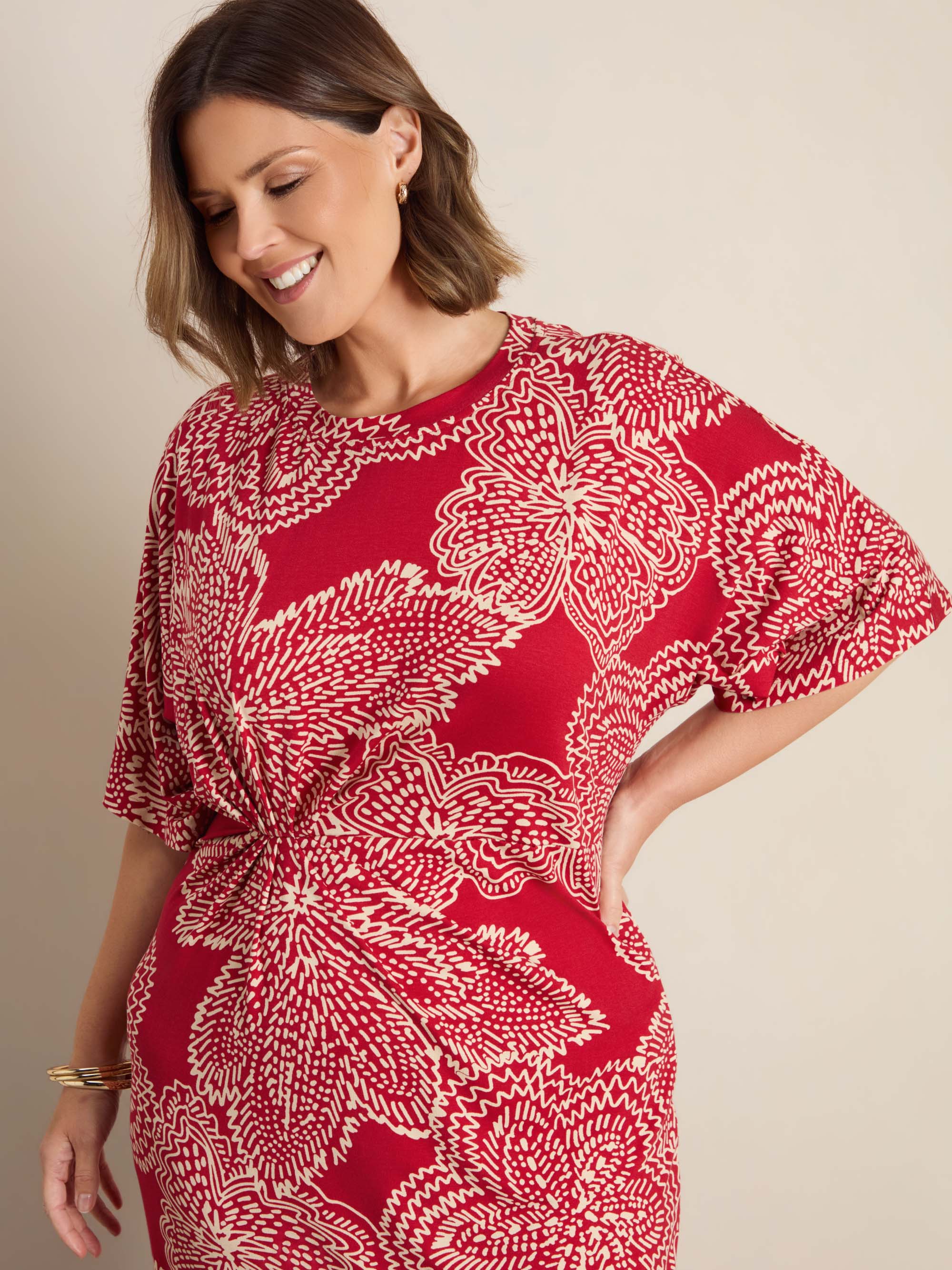 Plus size red print jersey maxi dress with gathered waist and side splits