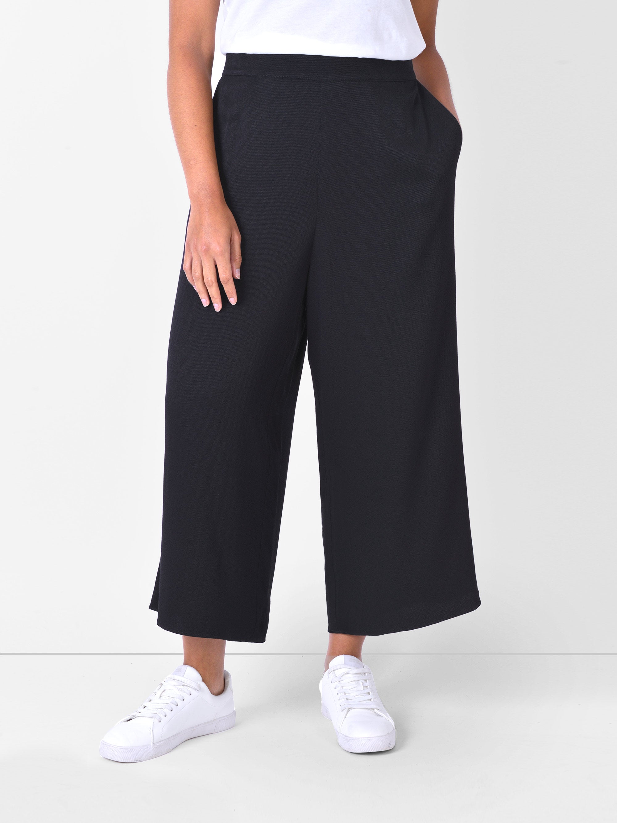 Black Cropped Trousers With Pocket